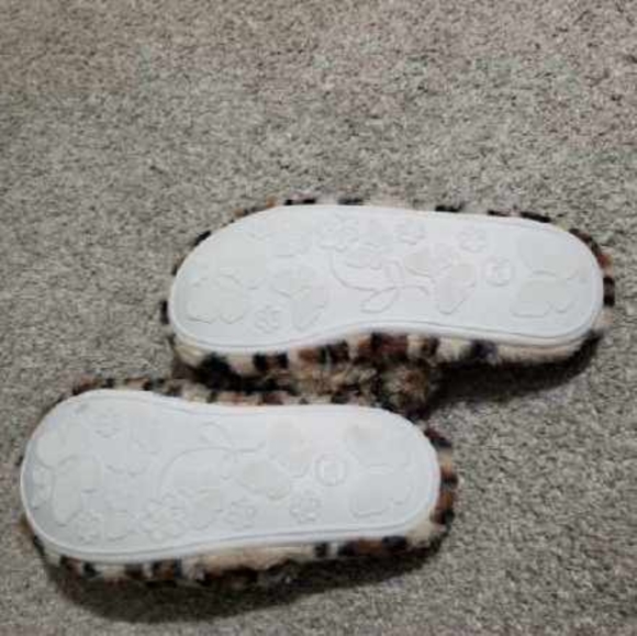Slippers - Picture 3 of 5